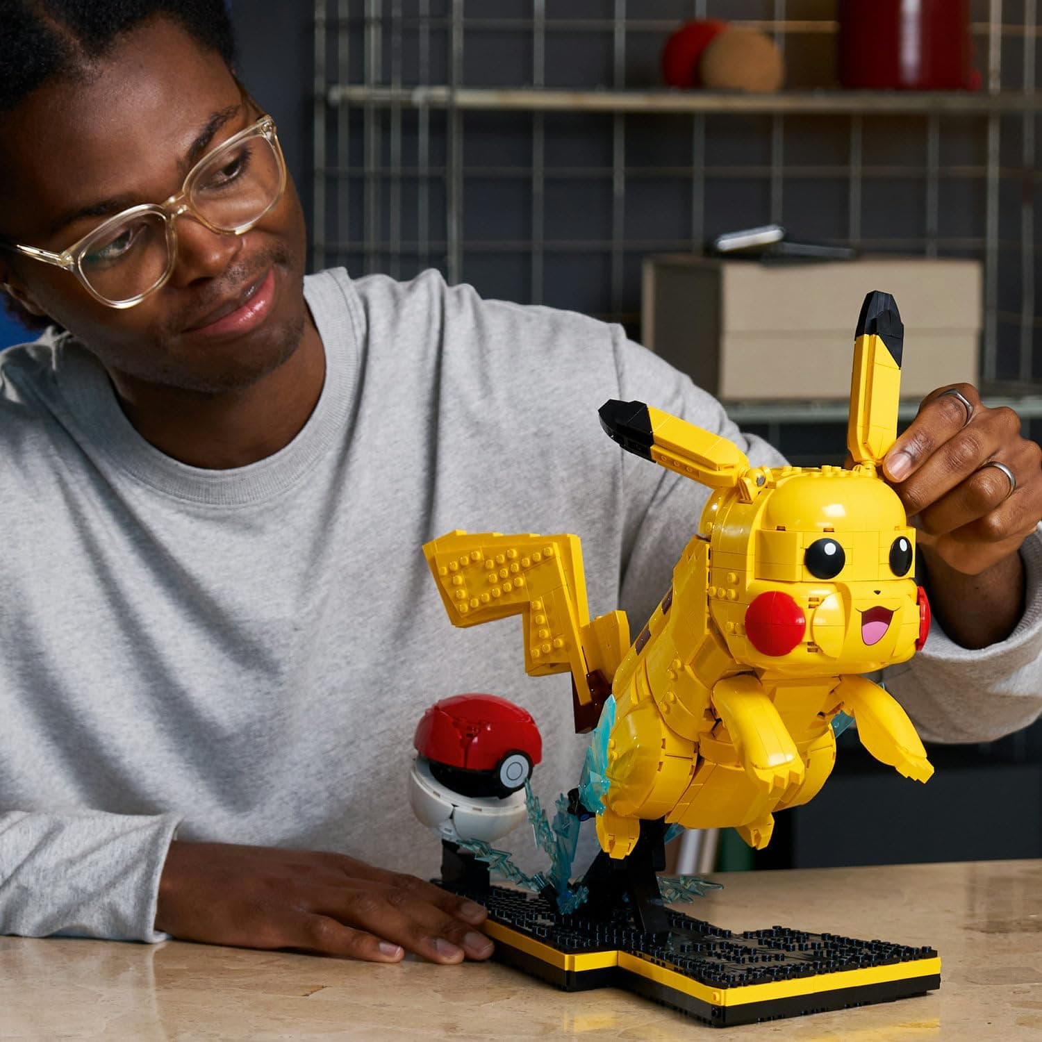 مدل ساخت مجموعۀ دکوری LEGO Pokémon Pikachu و Poké Topu 72152 با ایستگاه قابل تنظیم برای بزرگسالان، 2050 پارچه مدل ساخت مجموعۀ دکوری LEGO Pokémon Pikachu و Poké Topu 72152 با ایستگاه قابل تنظیم برای بزرگسالان، 2050 پارچه