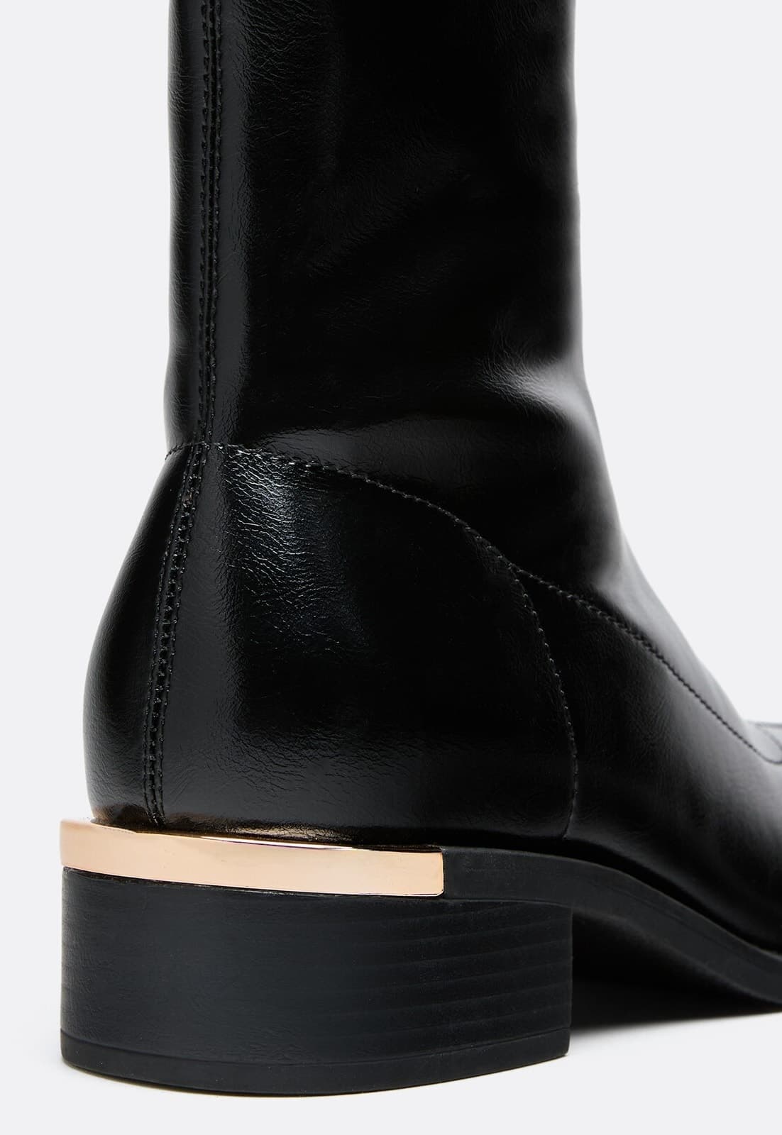 بوت زنانه Stradivarius تخت با جزئیات فلزی بوت زنانه Stradivarius تخت با جزئیات فلزی