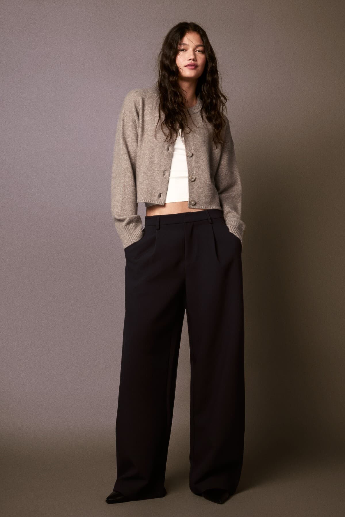 کاردیگان بافتنی زنانه Bershka دکمهدار یقه گرد کاردیگان بافتنی زنانه Bershka دکمهدار یقه گرد