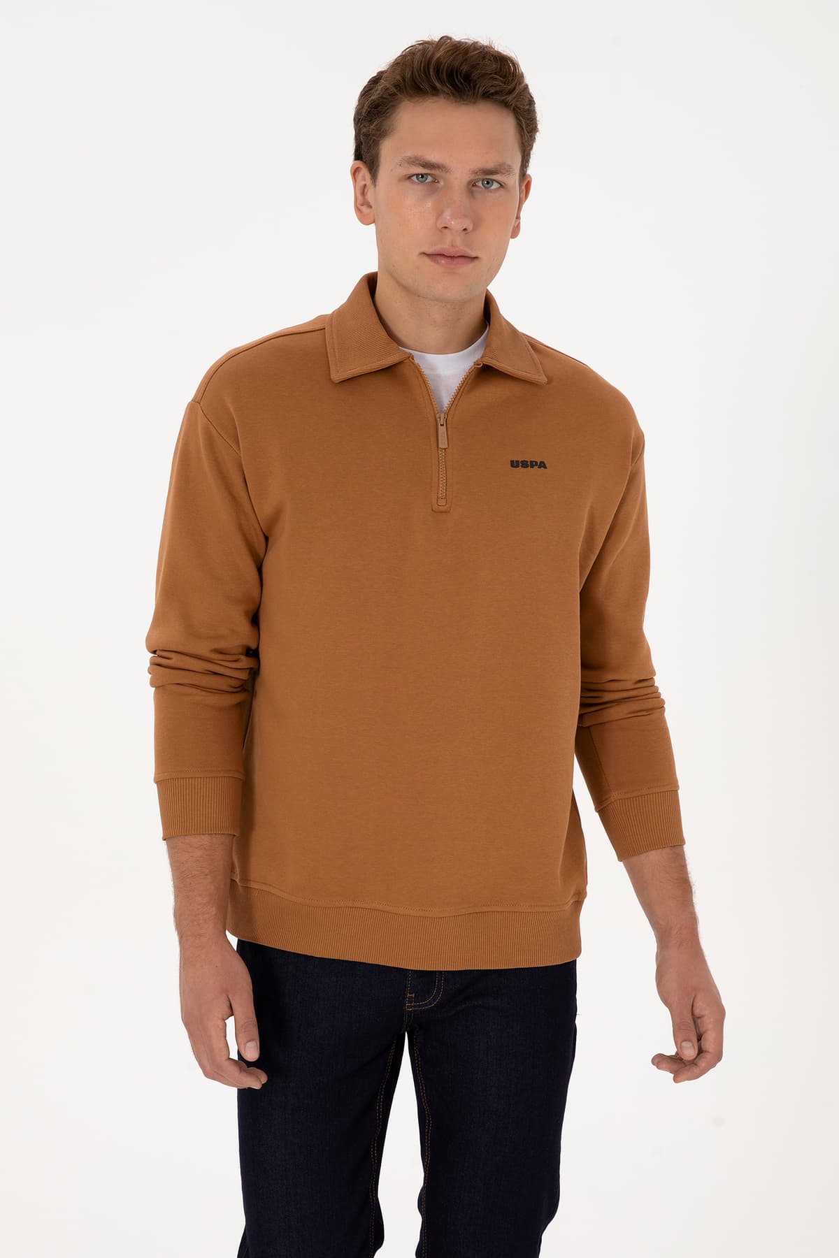 سوئیشرت مردانه U.S. Polo Assn. نیم زیپ شاردونی فیت معمولی یقه پولو شتری مدل 50313783-VR233 سوئیشرت مردانه U.S. Polo Assn. نیم زیپ شاردونی فیت معمولی یقه پولو شتری مدل 50313783-VR233