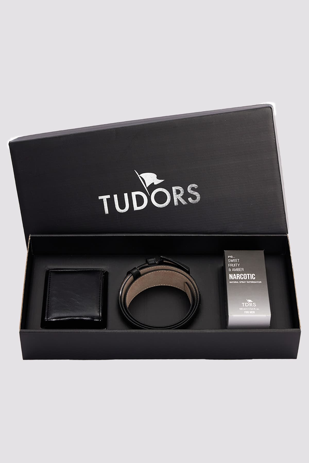 ست هدیه مردانه Tudors شامل عطر، کمربند و کیف پول در جعبه ست هدیه مردانه Tudors شامل عطر، کمربند و کیف پول در جعبه