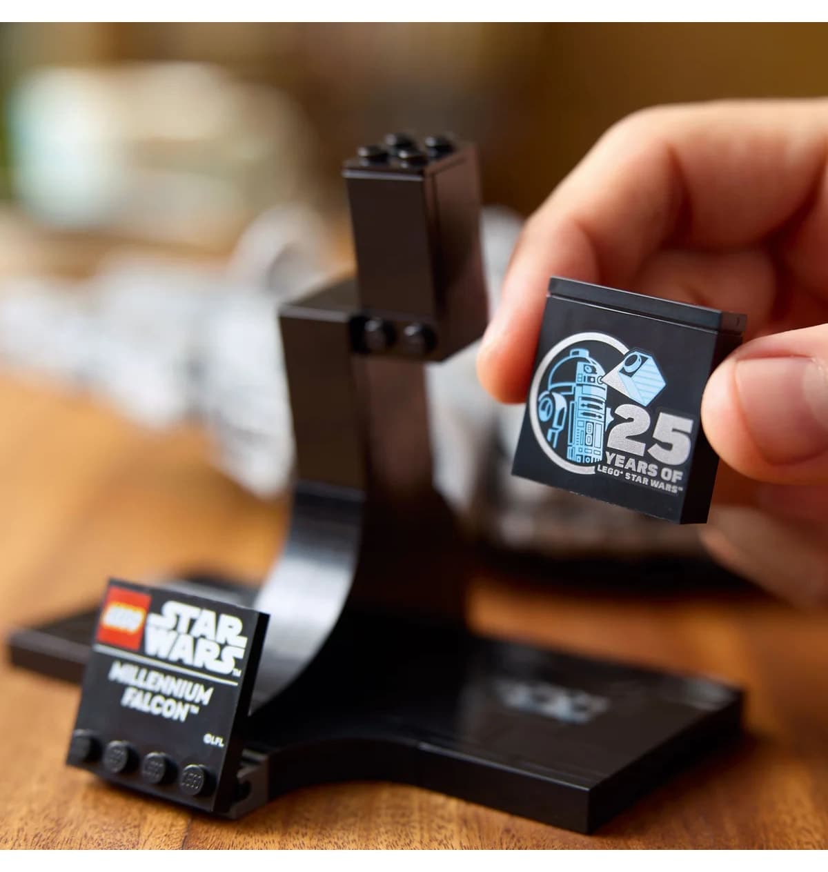 لگو Star Wars Millennium Falcon با 921 قطعه مدل 75375 لگو Star Wars Millennium Falcon با 921 قطعه مدل 75375