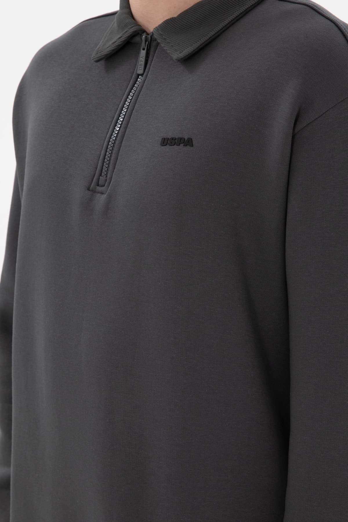 سویشرت مردانه U.S. Polo Assn. فیت راحت نیمزیپ زغالی ساده مدل 50298265-VR006 سویشرت مردانه U.S. Polo Assn. فیت راحت نیمزیپ زغالی ساده مدل 50298265-VR006