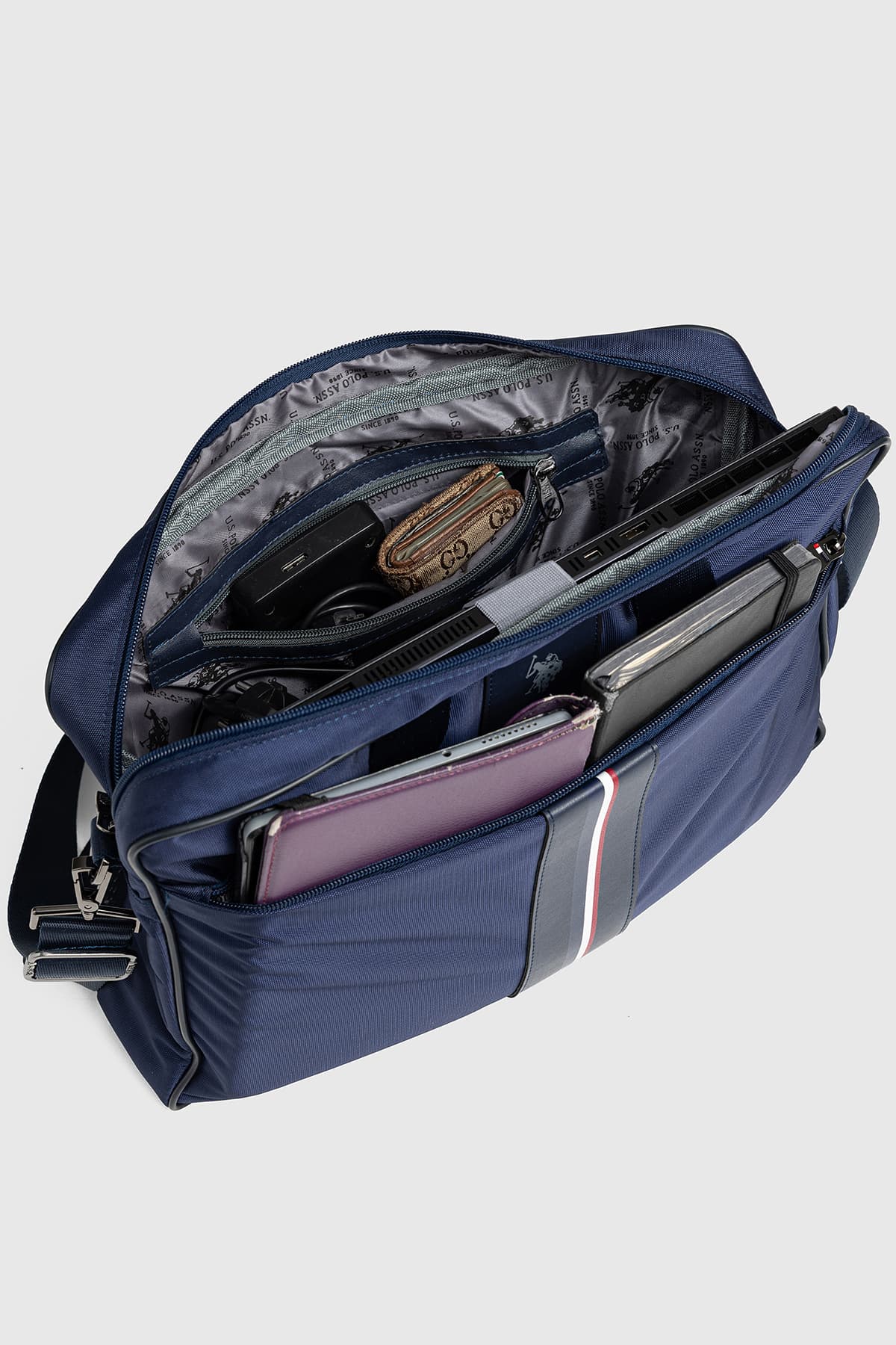 کیف لپتاپ زنانه U.S. Polo Assn. بندشانهای سرمهای مدل 26055-26058 کیف لپتاپ زنانه U.S. Polo Assn. بندشانهای سرمهای مدل 26055-26058
