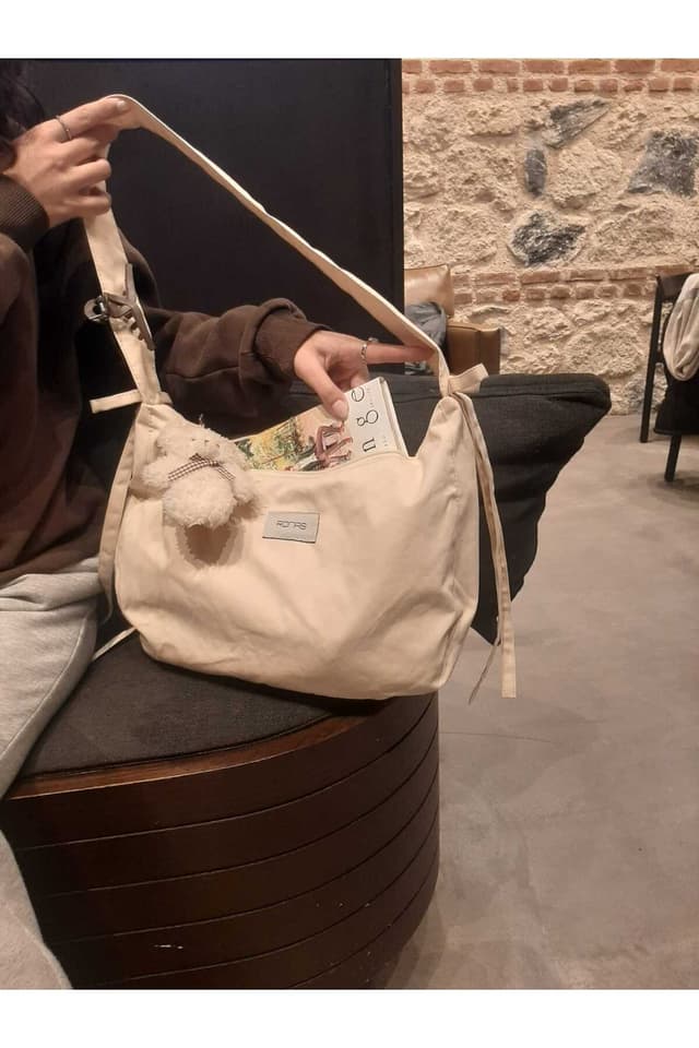 کیف باگت زنانه RONASBAG کرم فیونکدار با آستر و زیپ کیف باگت زنانه RONASBAG کرم فیونکدار با آستر و زیپ
