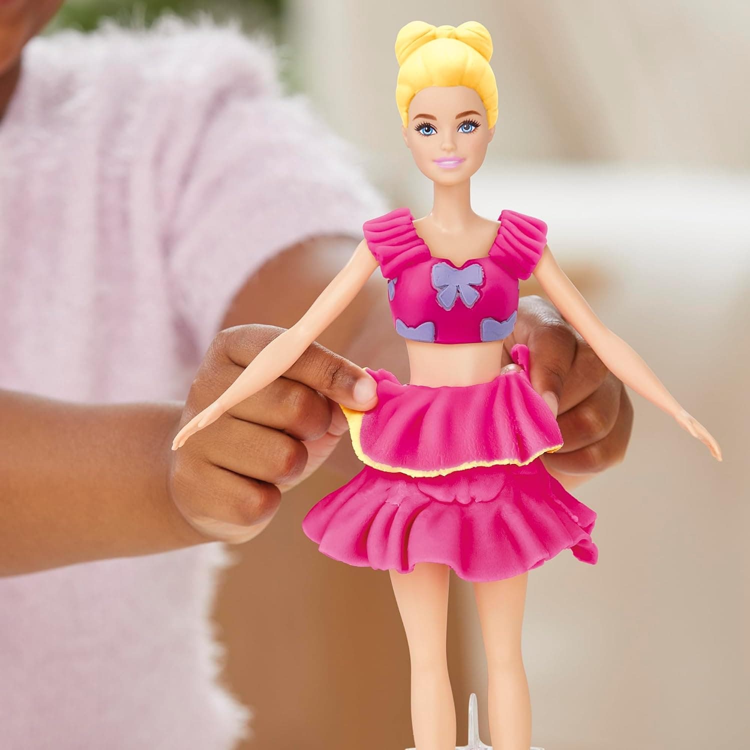 ست خمیربازی برای دختران و پسران 5+ Play-Doh Barbie با خمیر شکلدهی، لباس عروسک و 9 اکسسوری مد ست خمیربازی برای دختران و پسران 5+ Play-Doh Barbie با خمیر شکلدهی، لباس عروسک و 9 اکسسوری مد