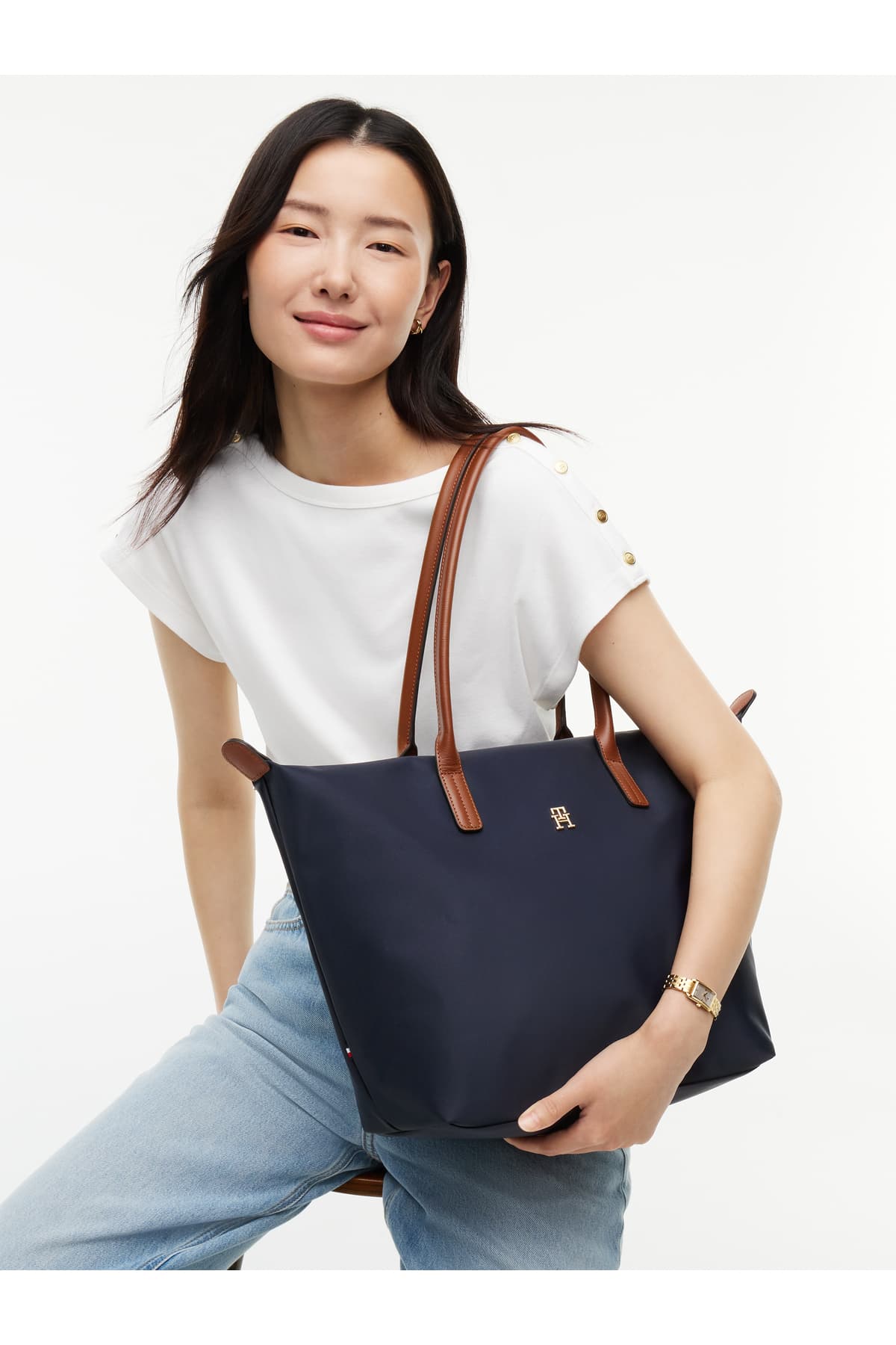 کیف شانهای زنانه Tommy Hilfiger سرمهای با لوگوی فلزی TH مدل AW0AW17711-DW6 کیف شانهای زنانه Tommy Hilfiger سرمهای با لوگوی فلزی TH مدل AW0AW17711-DW6