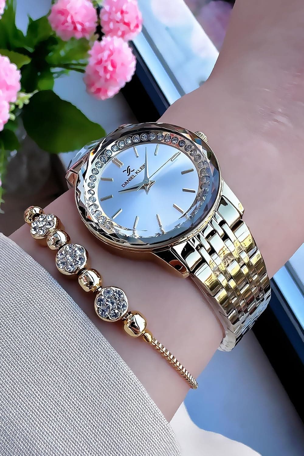 ساعت مچی زنانه Daniel Klein ضد آب شیشه نگیندار بند استیل طلایی مدل DKBY2041C1 ساعت مچی زنانه Daniel Klein ضد آب شیشه نگیندار بند استیل طلایی مدل DKBY2041C1