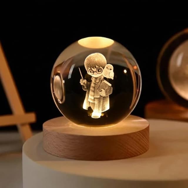 چراغ خواب تزئینی SENON Harry Potter با گوی شیشهای کریستالی، نور LED، کابل USB و پایه چوبی چراغ خواب تزئینی SENON Harry Potter با گوی شیشهای کریستالی، نور LED، کابل USB و پایه چوبی