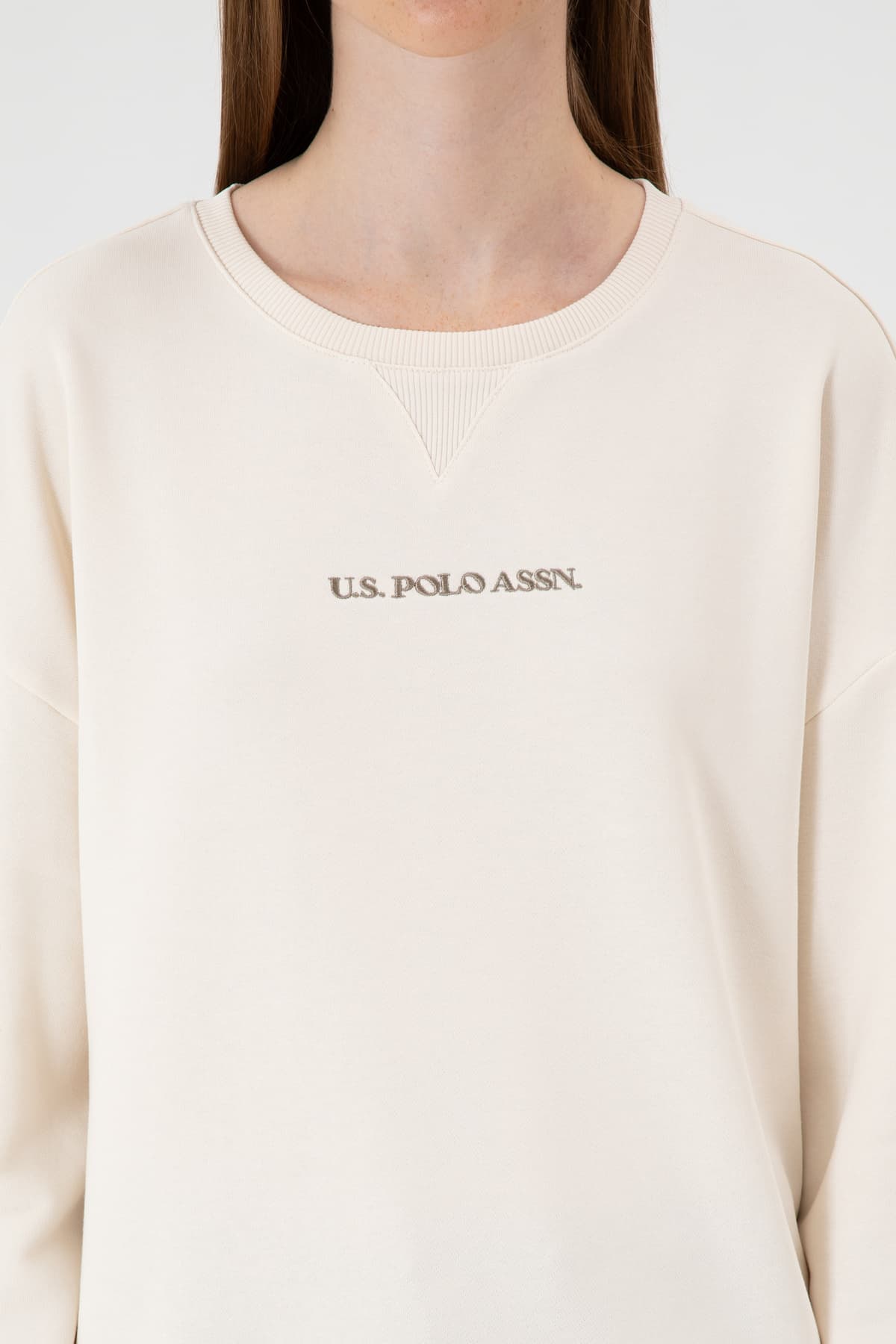 سوئیشرت زنانه U.S. Polo Assn. یقه گرد کرم مدل 50313562-VR071 سوئیشرت زنانه U.S. Polo Assn. یقه گرد کرم مدل 50313562-VR071
