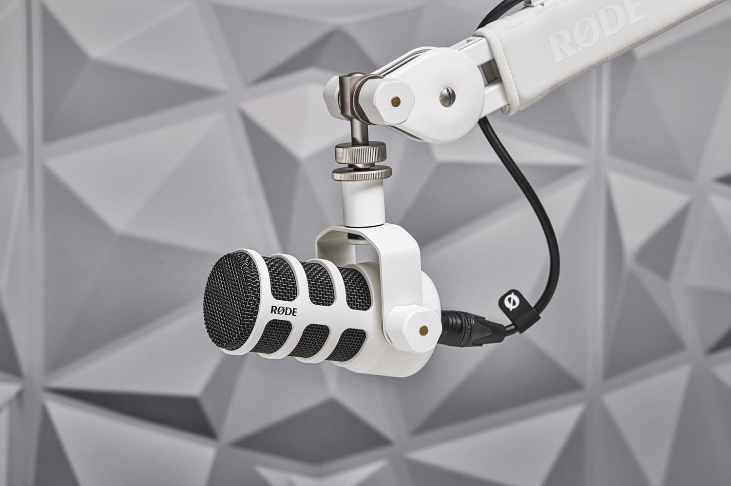 میکروفون پادکست حرفهای داینامیک RØDE سفید مدل Podmic میکروفون پادکست حرفهای داینامیک RØDE سفید مدل Podmic