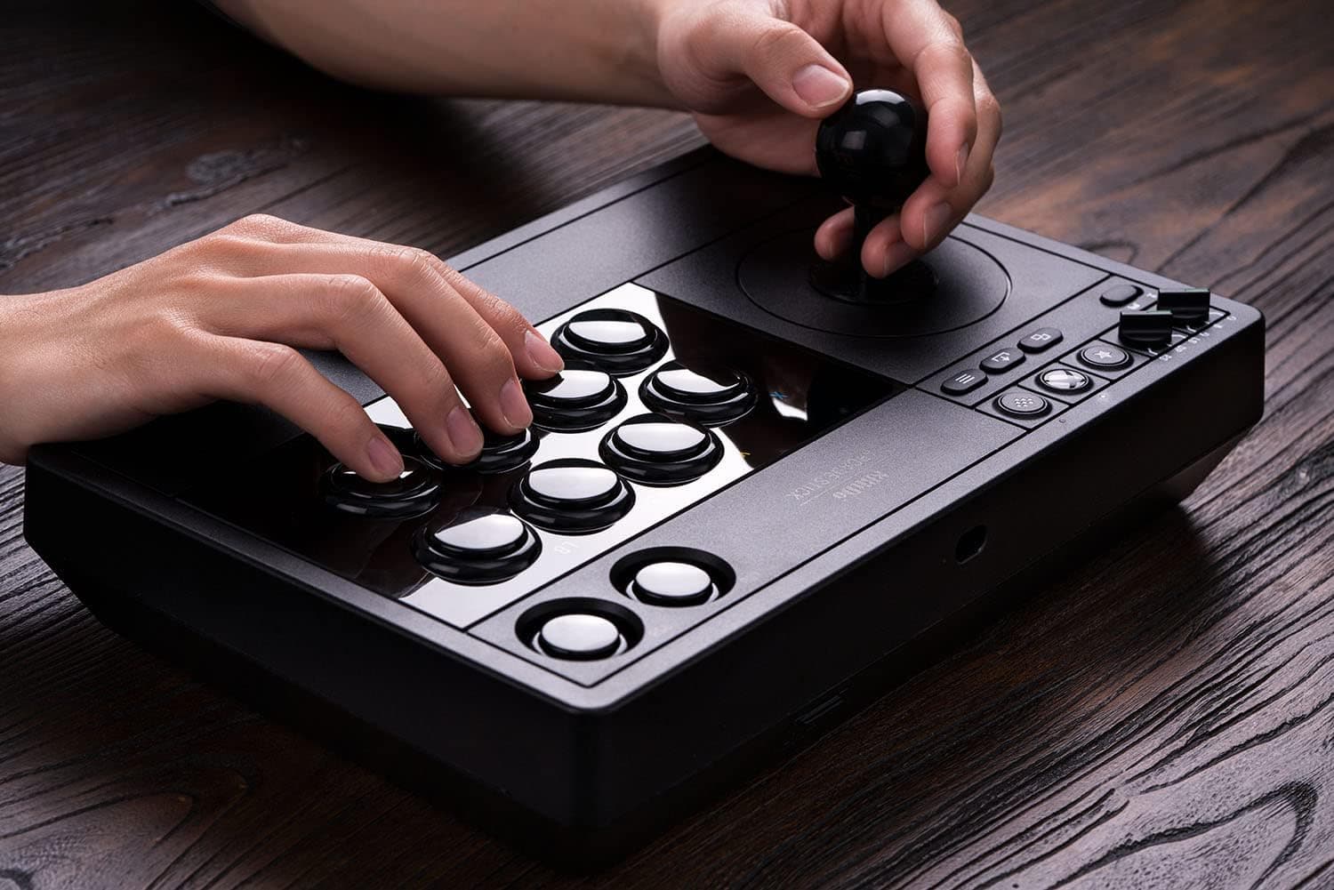 دسته بازی آرکید بیسیم 8BitDo با جک صوتی 3.5mm، دکمه قطع میکروفون و نگاشت جویاستیک برای Xbox Series X|S، Xbox One و Windows 10 مدل مشکی دسته بازی آرکید بیسیم 8BitDo با جک صوتی 3.5mm، دکمه قطع میکروفون و نگاشت جویاستیک برای Xbox Series X|S، Xbox One و Windows 10 مدل مشکی