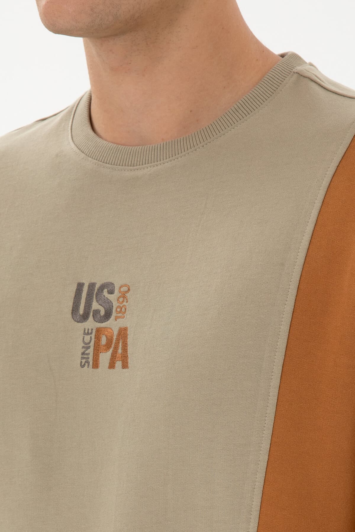 سوئیشرت مردانه U.S. Polo Assn. فیت معمولی یقه گرد خاکی روشن مدل 50316379-VR183 سوئیشرت مردانه U.S. Polo Assn. فیت معمولی یقه گرد خاکی روشن مدل 50316379-VR183