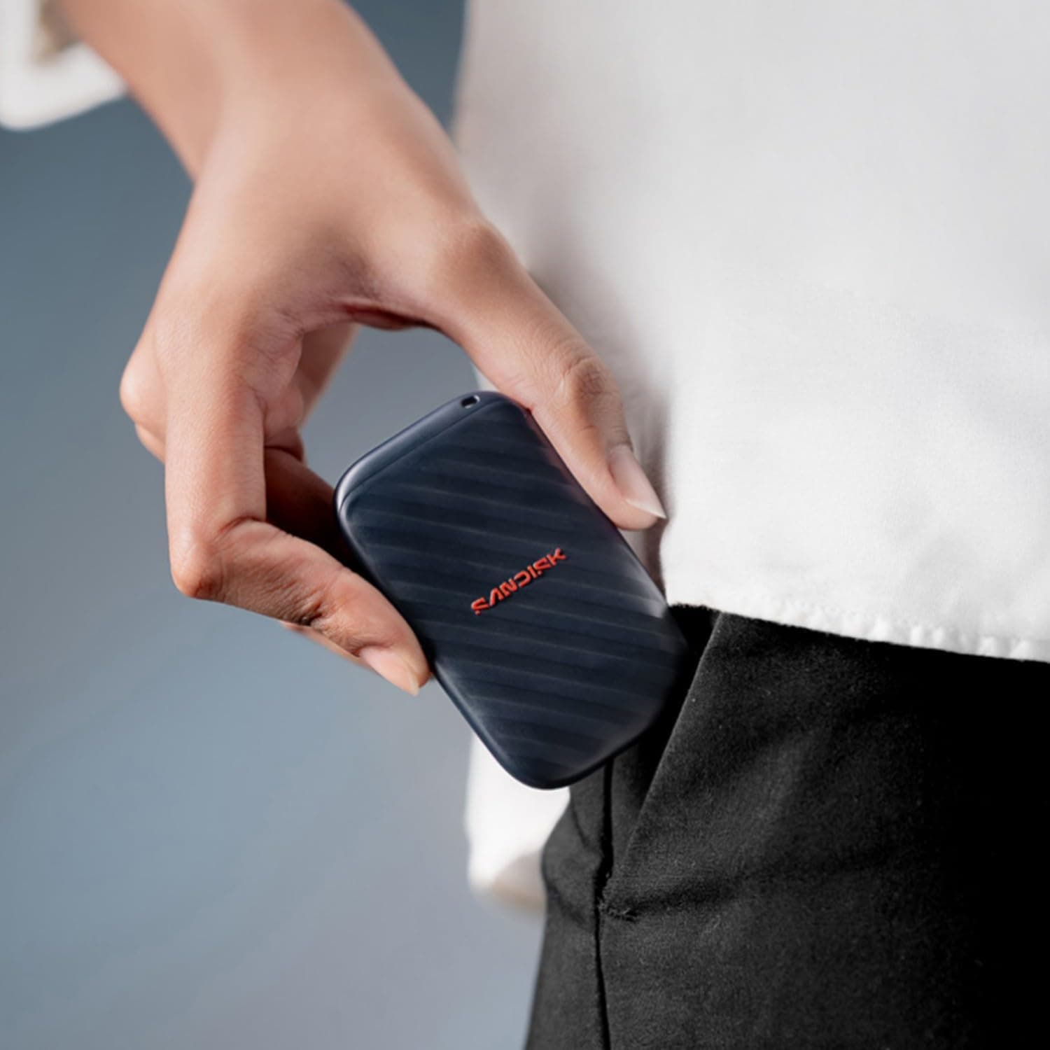 حافظه SSD قابل حمل 1TB SanDisk با سرعت خواندن تا 600MB/s، USB-C و USB 3.2 Gen 2 حافظه SSD قابل حمل 1TB SanDisk با سرعت خواندن تا 600MB/s، USB-C و USB 3.2 Gen 2