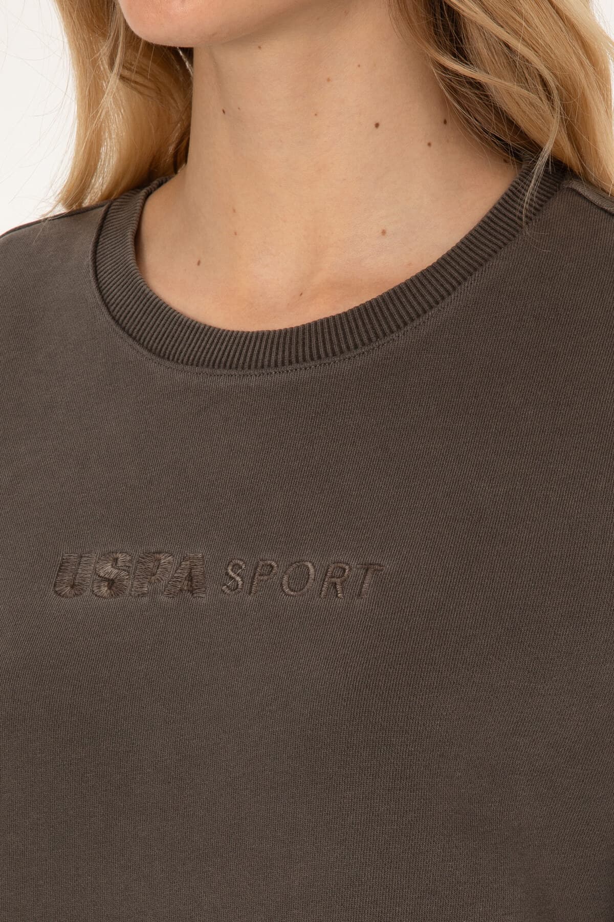 سوئیشرت زنانه U.S. Polo Assn. یقه گرد قهوهای تیره مدل 50309547-VR084 سوئیشرت زنانه U.S. Polo Assn. یقه گرد قهوهای تیره مدل 50309547-VR084