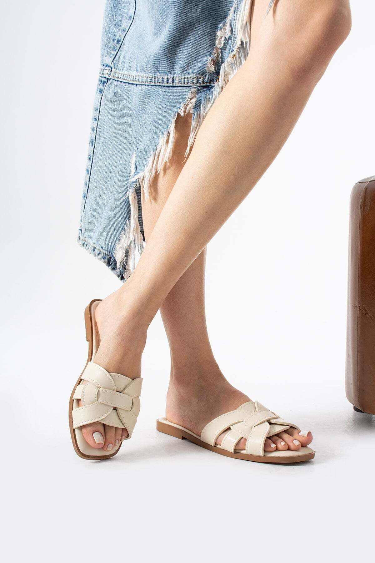 دمپایی زنانه dabab shoes کرم نوک مربع بند بافت زیره تخت روزمره مدل LINDA دمپایی زنانه dabab shoes کرم نوک مربع بند بافت زیره تخت روزمره مدل LINDA