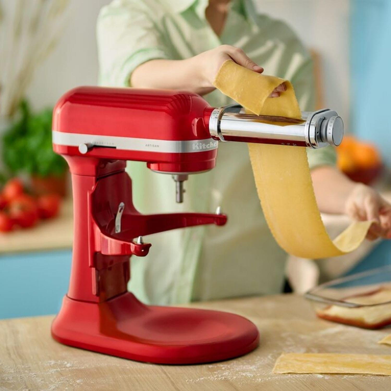 همزن ایستاده کاسهدار KitchenAid Artisan با کاسه بالارونده 6,6 L به رنگ قرمز سیب آبنباتی همزن ایستاده کاسهدار KitchenAid Artisan با کاسه بالارونده 6,6 L به رنگ قرمز سیب آبنباتی