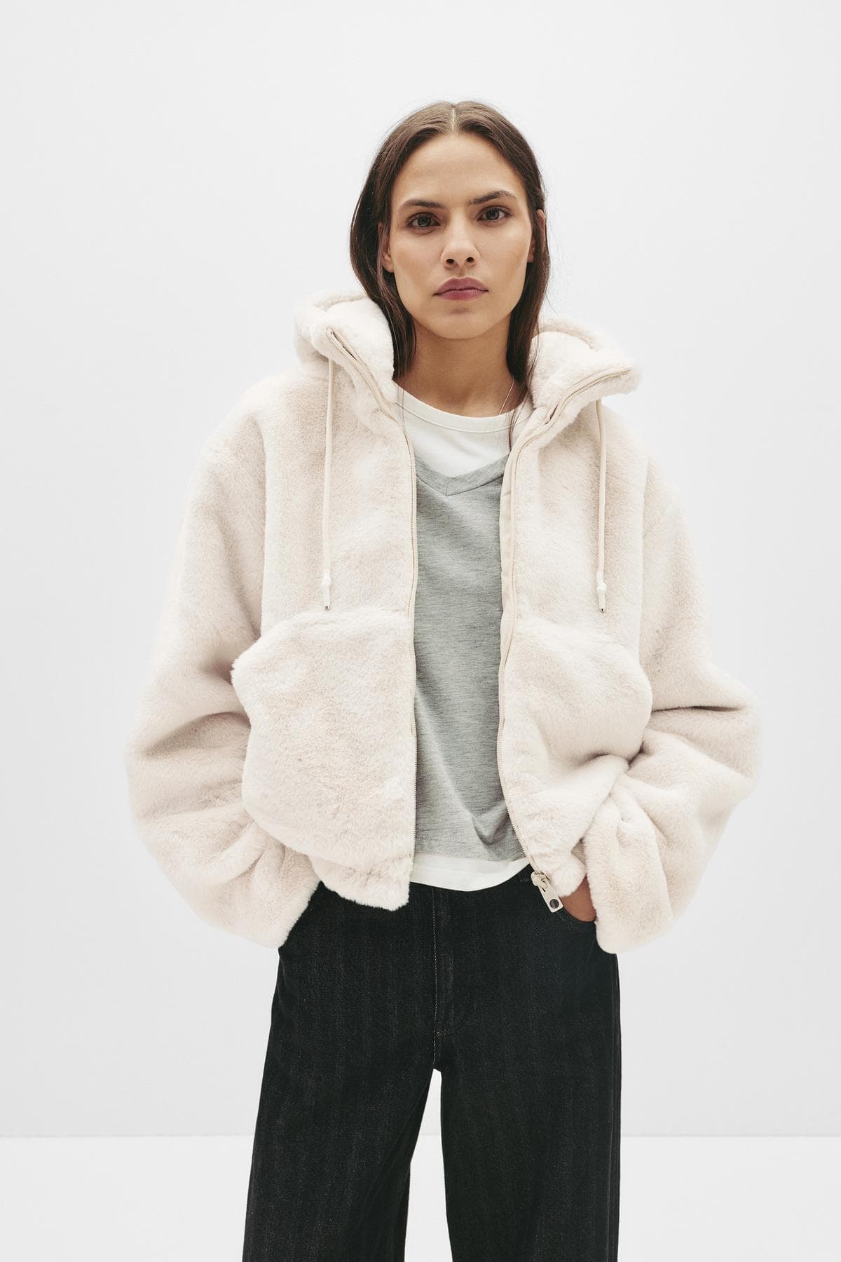 ژاکت زنانه Pull & Bear کاپوتدار خز مصنوعی ژاکت زنانه Pull & Bear کاپوتدار خز مصنوعی