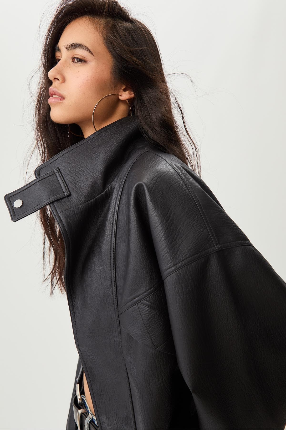 ژاکت زنانه Stradivarius اورسایز چرم مصنوعی ژاکت زنانه Stradivarius اورسایز چرم مصنوعی