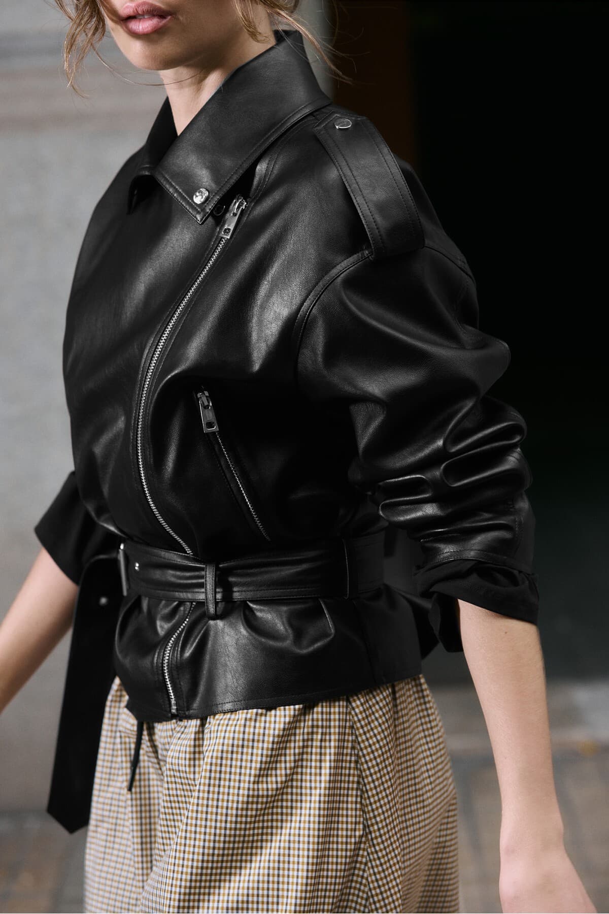 کت بایکر زنانه Stradivarius چرم مصنوعی با کمربند کت بایکر زنانه Stradivarius چرم مصنوعی با کمربند