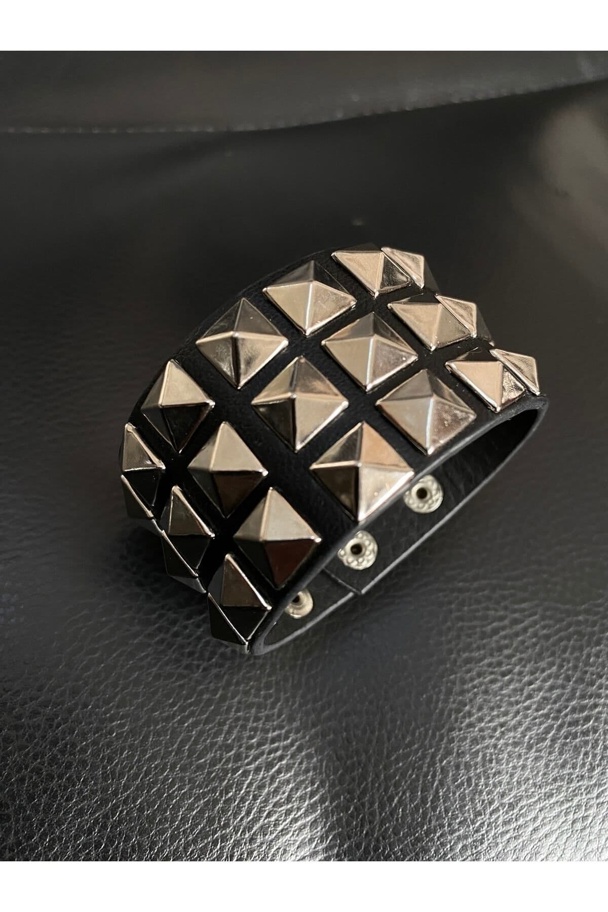دستبند زنانه Aksabeltchokers گوتیک متالی پیرامیدی سه ردیفه 4cm 20cm دستبند زنانه Aksabeltchokers گوتیک متالی پیرامیدی سه ردیفه 4cm 20cm