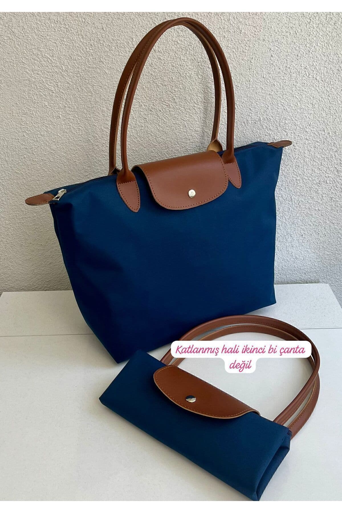کیف دستی و دوشی پسرانه Madame تاشو زیپدار بزرگ سرمهای کیف دستی و دوشی پسرانه Madame تاشو زیپدار بزرگ سرمهای