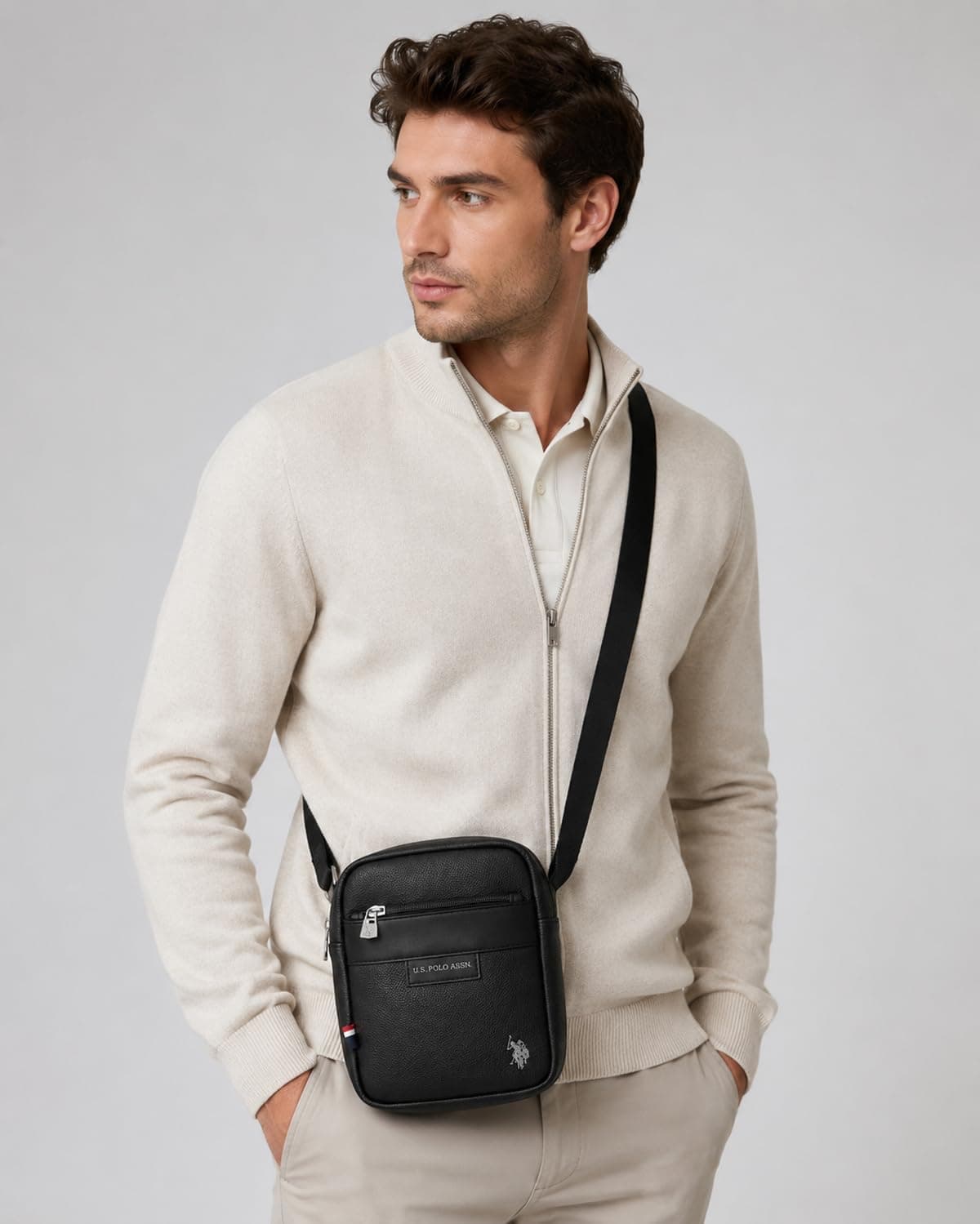 کیف دوشی مردانه U.S. POLO ASSN با بند ضربدری مشکی مدل 26083 کیف دوشی مردانه U.S. POLO ASSN با بند ضربدری مشکی مدل 26083
