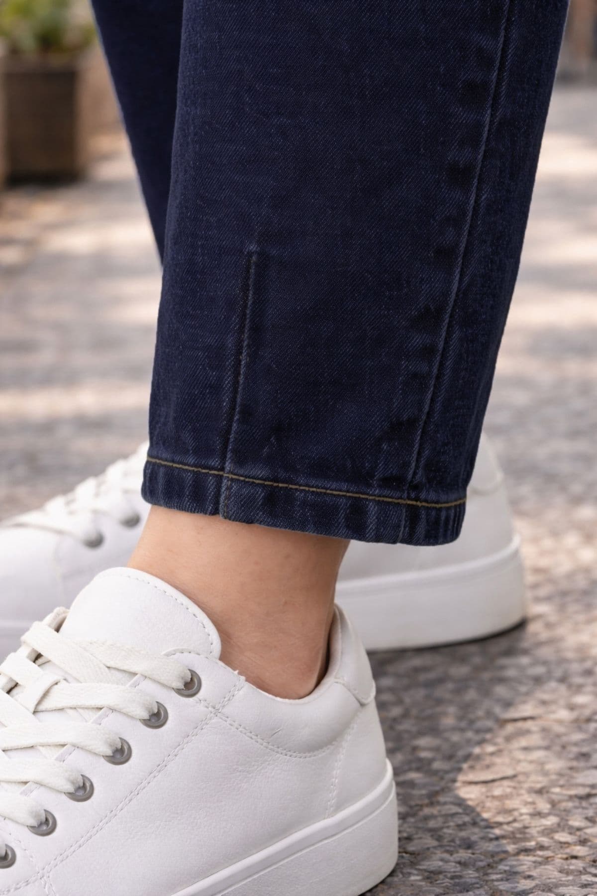 شلوار جین سایز بزرگ CEDY DENIM مامفیت کمر بلند با برش هویجی، دمپا تنگ، پیلیدار و کشی مدل C600 سرمهای شلوار جین سایز بزرگ CEDY DENIM مامفیت کمر بلند با برش هویجی، دمپا تنگ، پیلیدار و کشی مدل C600 سرمهای