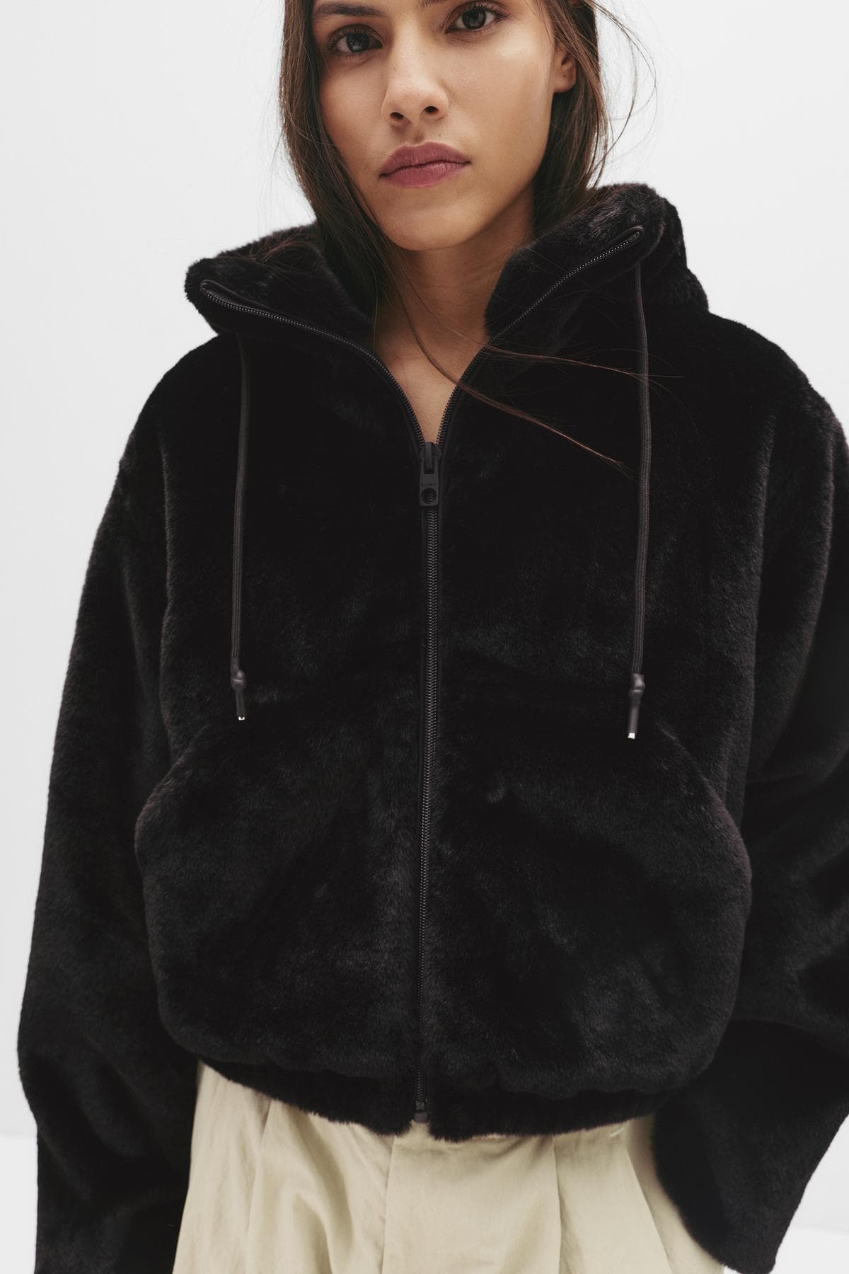 کت زنانه Pull & Bear کلاهدار با خز مصنوعی کت زنانه Pull & Bear کلاهدار با خز مصنوعی