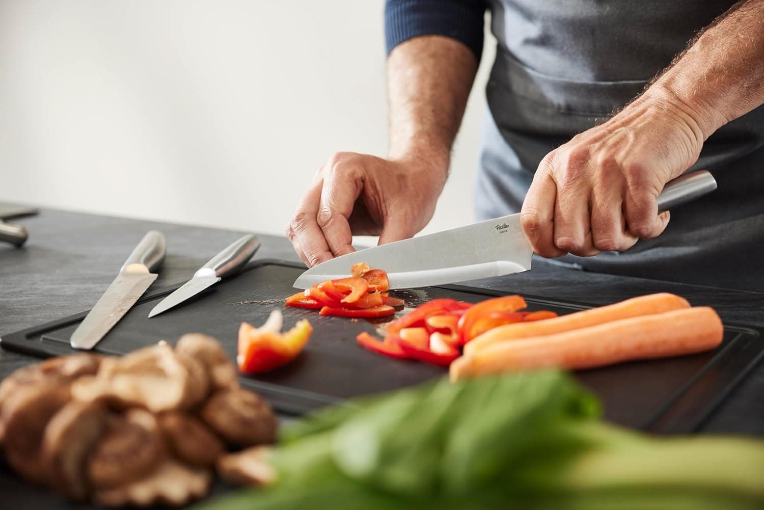 چاقوی آشپزخانه Santoku Fissler Essential از فولاد آلمانی 12,4 cm مشکی چاقوی آشپزخانه Santoku Fissler Essential از فولاد آلمانی 12,4 cm مشکی