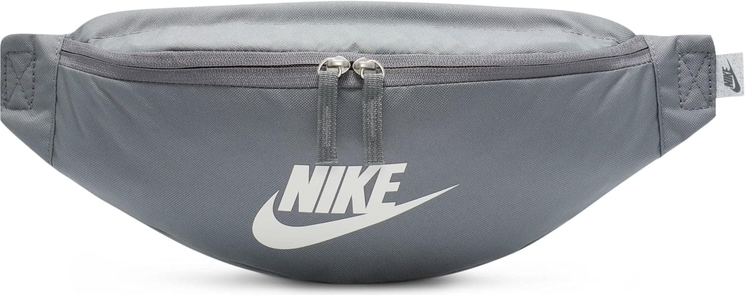 کیف کمری مردانه Nike Heritage خاکستری دودی و سفید کیف کمری مردانه Nike Heritage خاکستری دودی و سفید