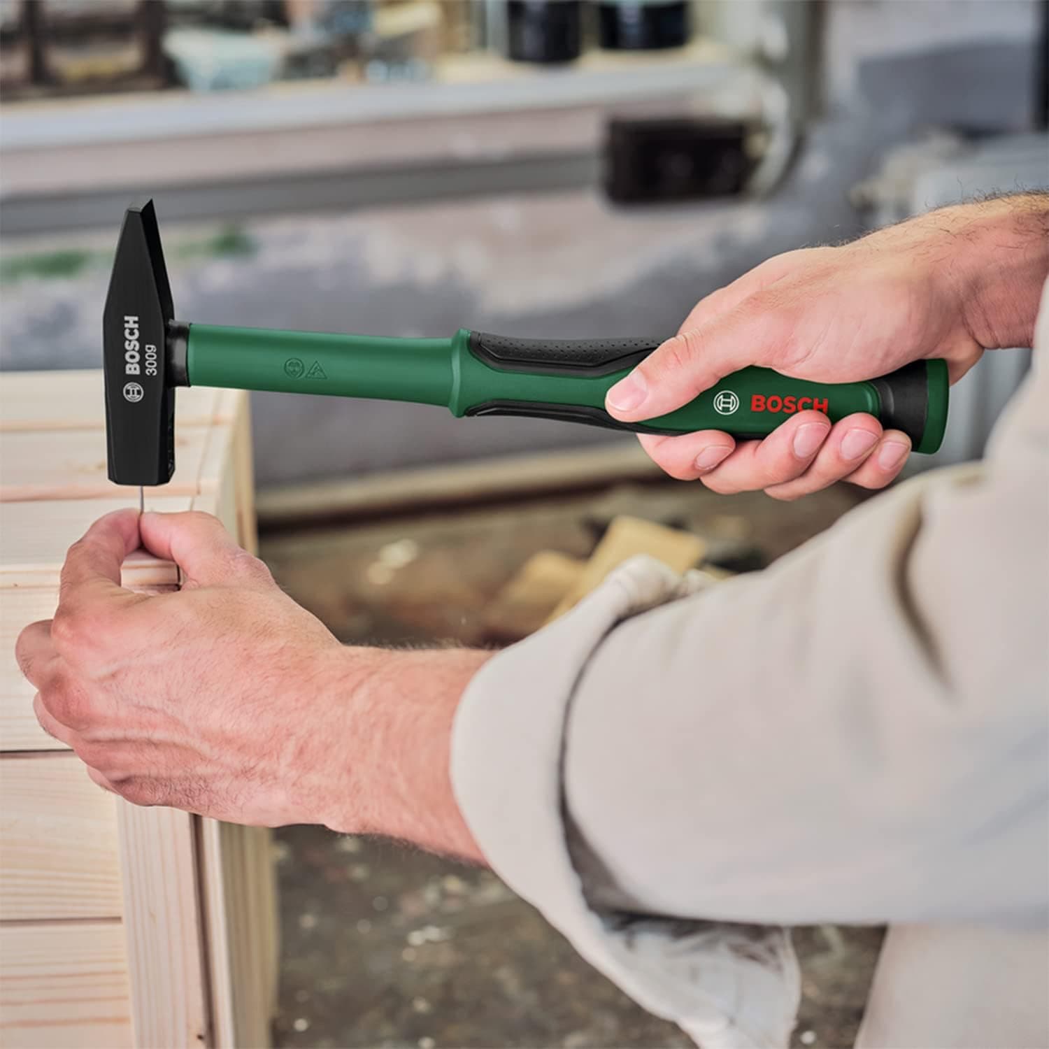 چکش Bosch با وزن 300g چکش Bosch با وزن 300g