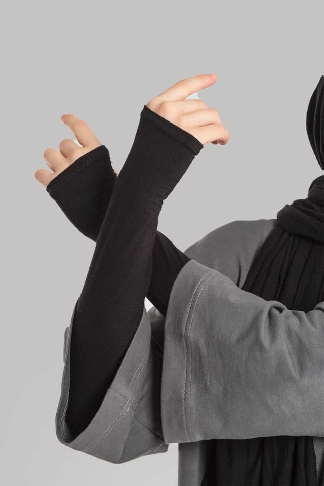 ساقدست زنانه Emare با سوراخ انگشت مشکی ساقدست زنانه Emare با سوراخ انگشت مشکی