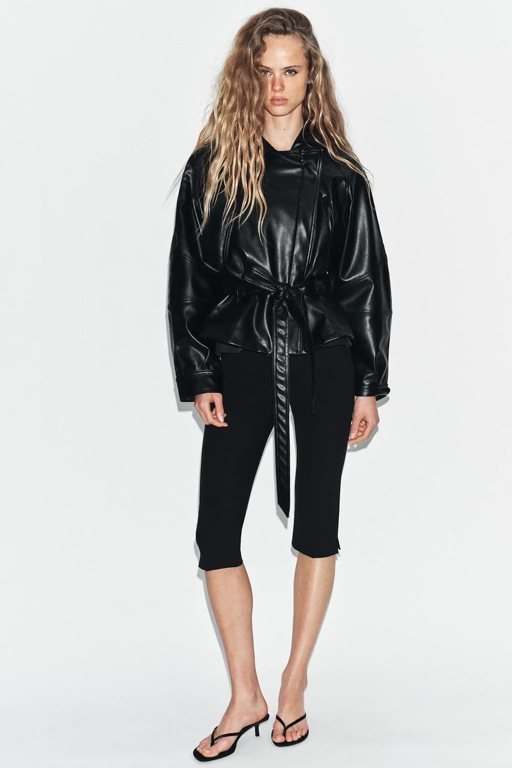 ژاکت زنانه ZARA کمربندی چرم مصنوعی مشکی سایز M ژاکت زنانه ZARA کمربندی چرم مصنوعی مشکی سایز M