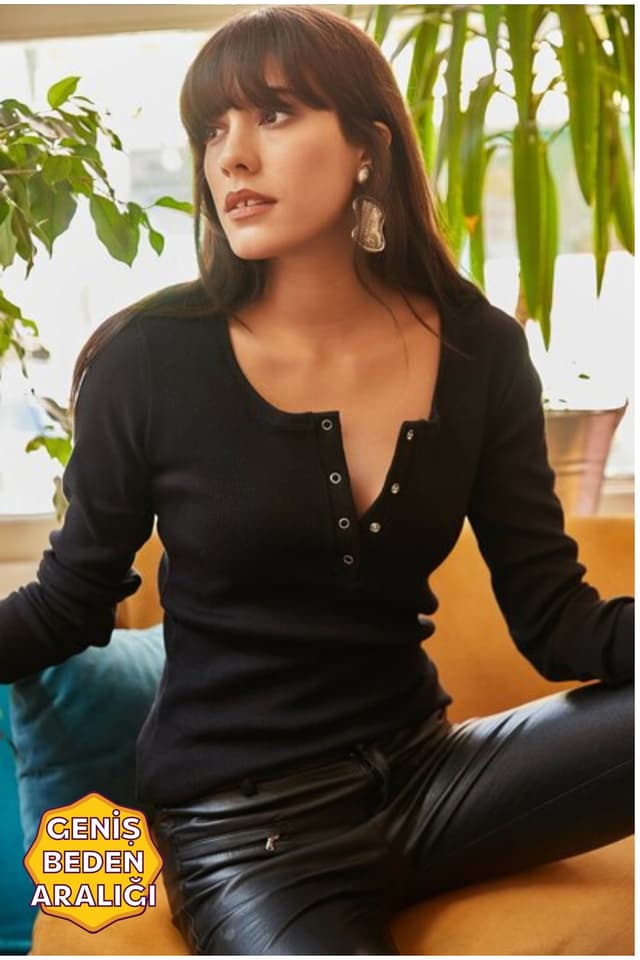 بلوز زنانه Olalook مشکی یقهپاپیونی کبریتی مدل BLZ-19000588 بلوز زنانه Olalook مشکی یقهپاپیونی کبریتی مدل BLZ-19000588