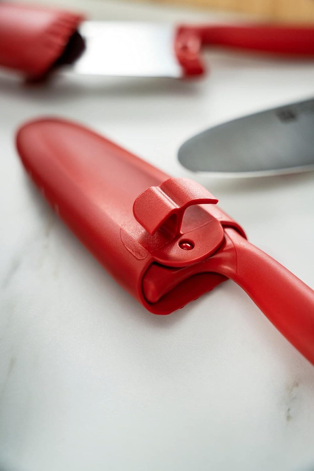 چاقوی آشپزی کودک ZWILLING Twinny، 10 cm، استیل ضدزنگ، تیغه گرد، محافظ انگشت، دسته پلاستیکی قرمز چاقوی آشپزی کودک ZWILLING Twinny، 10 cm، استیل ضدزنگ، تیغه گرد، محافظ انگشت، دسته پلاستیکی قرمز