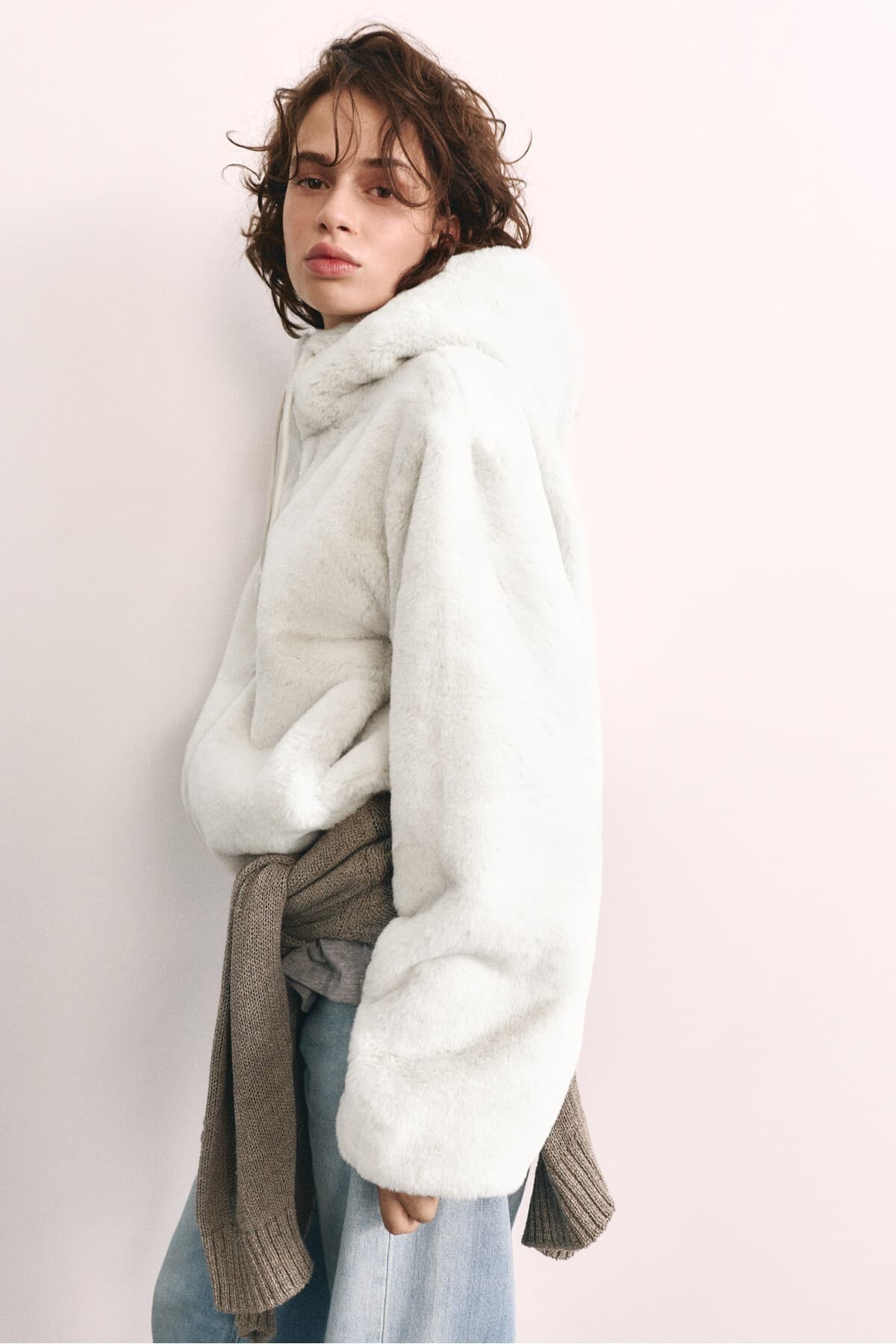 کت زنانه Pull & Bear کلاهدار با خز مصنوعی کت زنانه Pull & Bear کلاهدار با خز مصنوعی