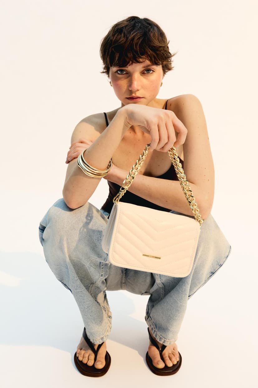 کیف زنانه Bershka کپیتونه با زنجیر کراسبادی کیف زنانه Bershka کپیتونه با زنجیر کراسبادی