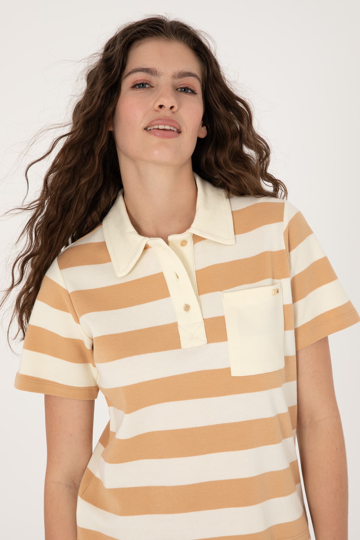 تیشرت زنانه U.S. Polo Assn. یقه پولو جیبدار شتری مدل 50306713-VR015 تیشرت زنانه U.S. Polo Assn. یقه پولو جیبدار شتری مدل 50306713-VR015