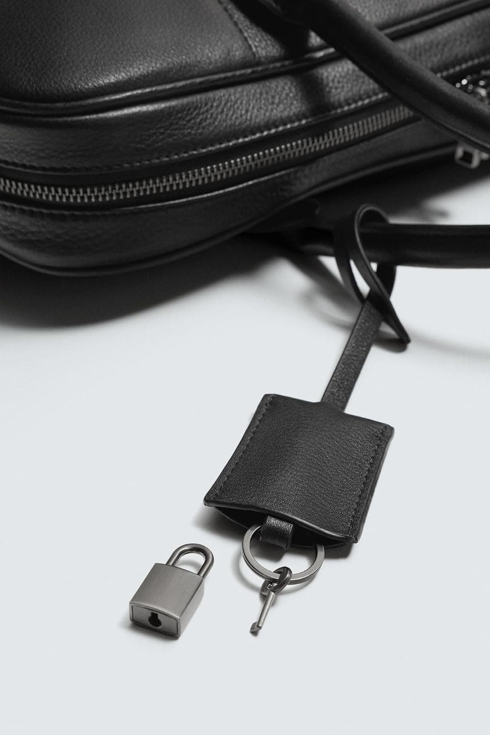 کیف اسناد چرمی Zara مشکی سایز استاندارد کیف اسناد چرمی Zara مشکی سایز استاندارد
