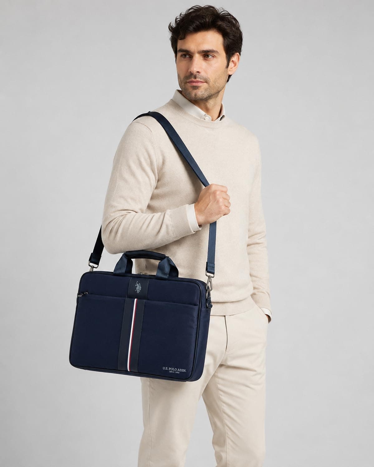 کیف لپتاپ و اسناد سرمهای U.S. POLO ASSN. 15.6 اینچی با بند شانهای مدل 26058 کیف لپتاپ و اسناد سرمهای U.S. POLO ASSN. 15.6 اینچی با بند شانهای مدل 26058