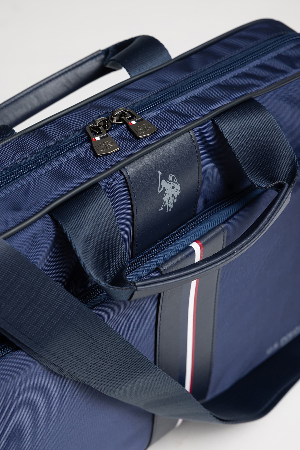 کیف لپتاپ زنانه U.S. Polo Assn. بندشانهای سرمهای مدل 26055-26058 کیف لپتاپ زنانه U.S. Polo Assn. بندشانهای سرمهای مدل 26055-26058
