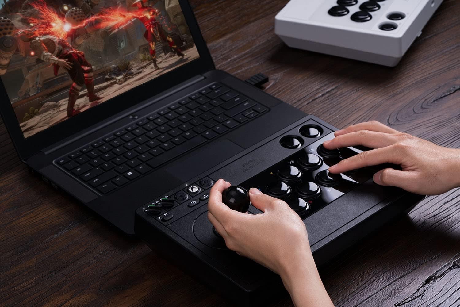 دسته بازی آرکید بیسیم 8BitDo با جک صوتی 3.5mm، دکمه قطع میکروفون و نگاشت جویاستیک برای Xbox Series X|S، Xbox One و Windows 10 مدل مشکی دسته بازی آرکید بیسیم 8BitDo با جک صوتی 3.5mm، دکمه قطع میکروفون و نگاشت جویاستیک برای Xbox Series X|S، Xbox One و Windows 10 مدل مشکی