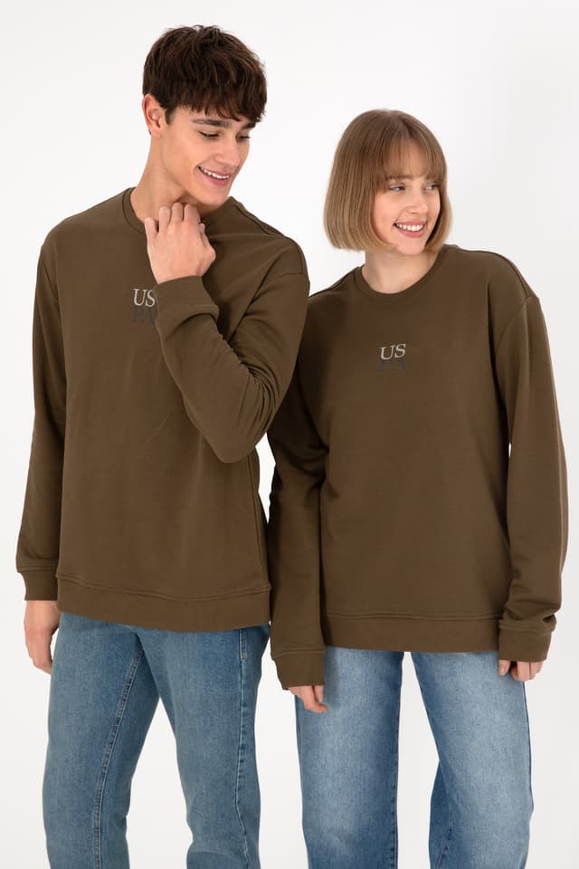 سوئیشرت مردانه U.S. Polo Assn. کامفورت فیت یقه گرد خاکی مدل 50293420-VR027 سوئیشرت مردانه U.S. Polo Assn. کامفورت فیت یقه گرد خاکی مدل 50293420-VR027