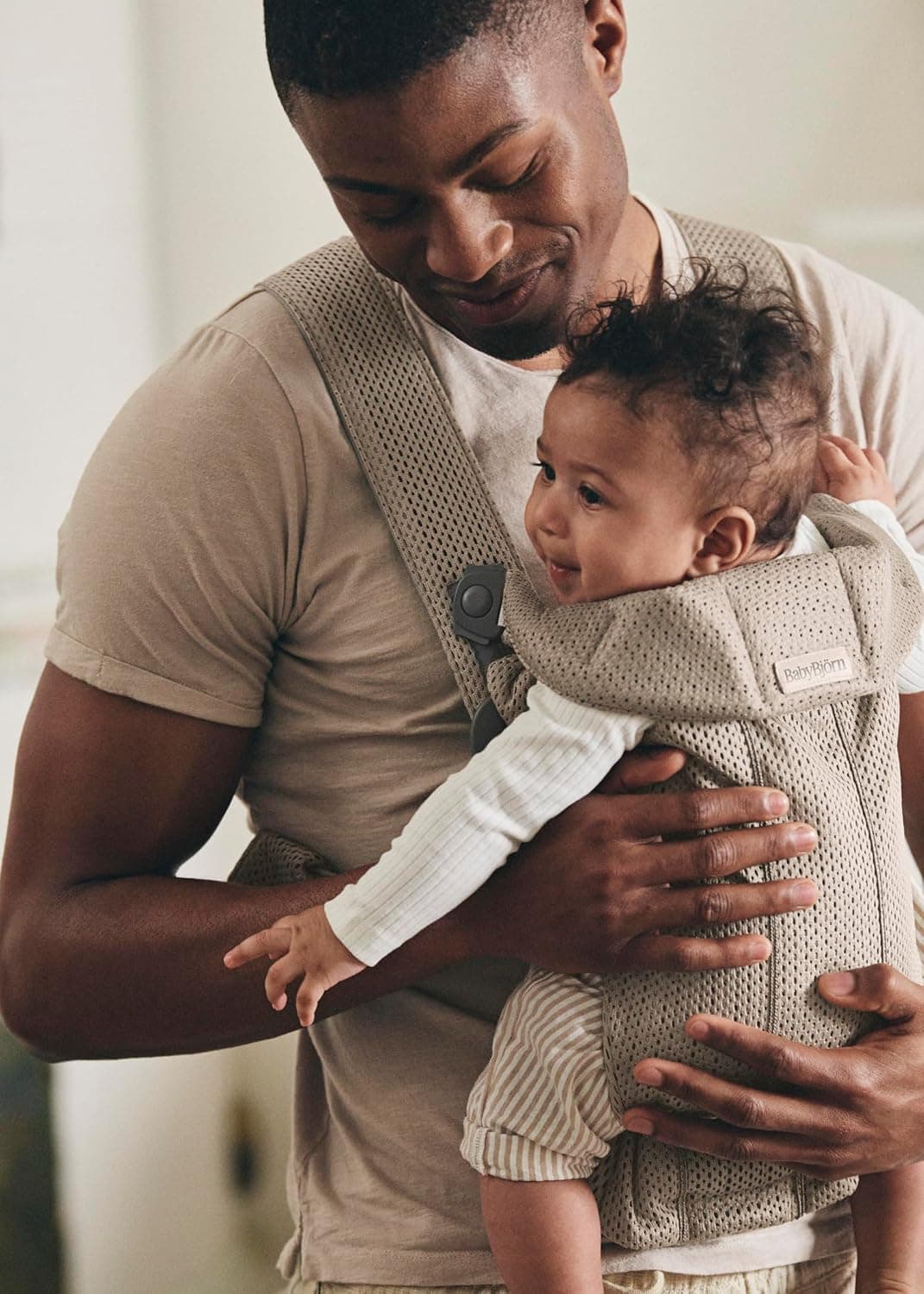 بند حمل نوزاد BabyBjörn مدل Mini با مش سه بعدی خاکستری بژ بند حمل نوزاد BabyBjörn مدل Mini با مش سه بعدی خاکستری بژ