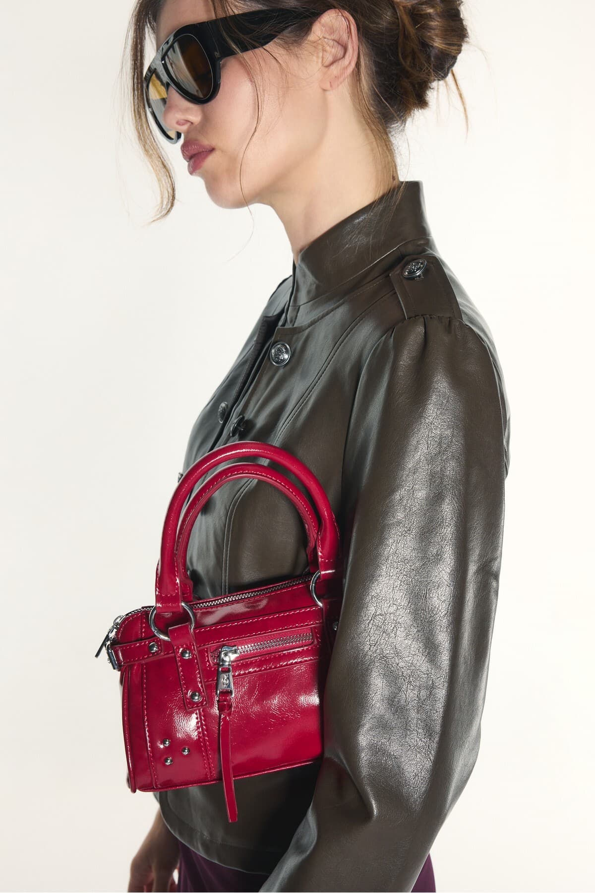 کیف زنانه Stradivarius با پرچ و جیب و بند مورب کیف زنانه Stradivarius با پرچ و جیب و بند مورب