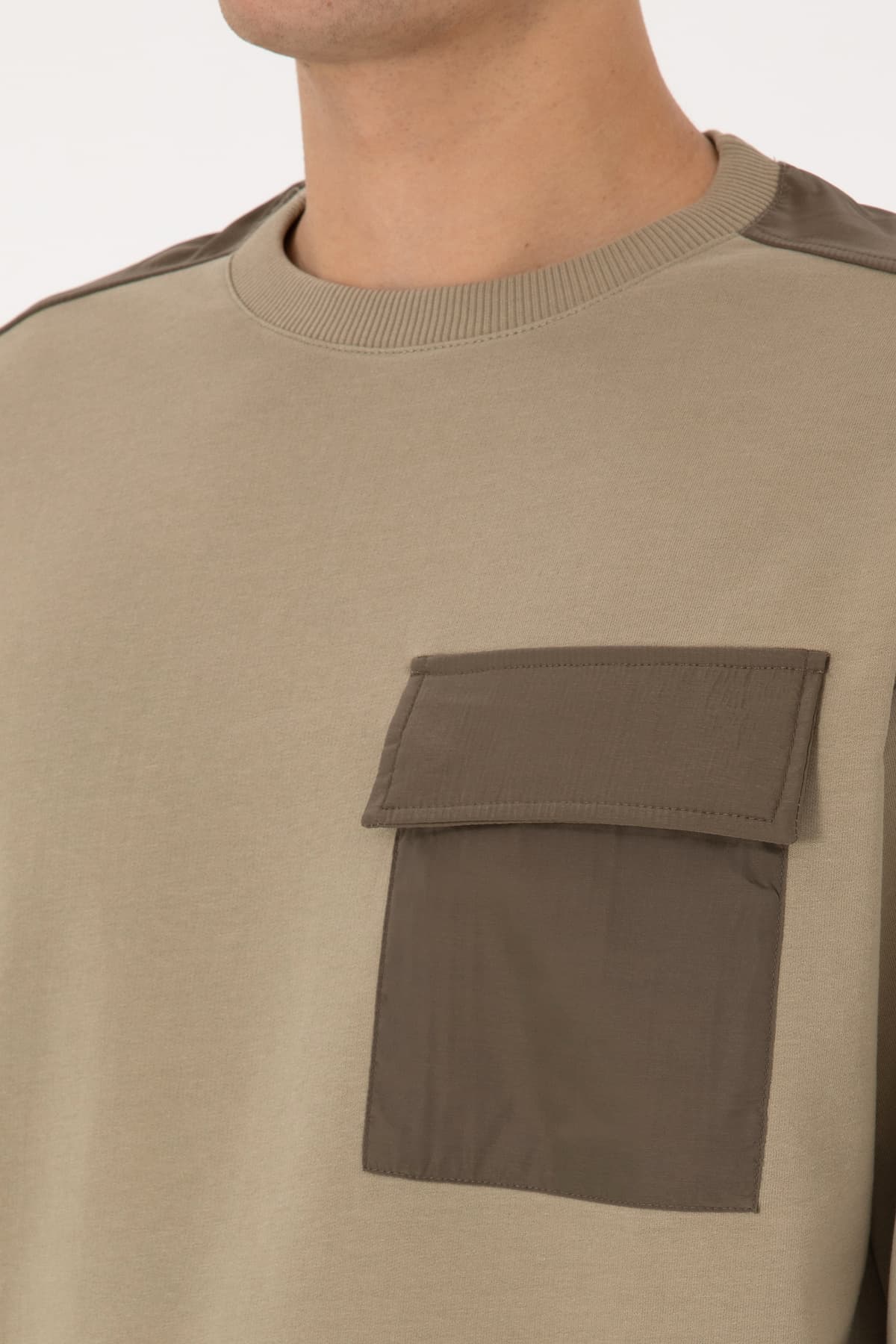 سوئیشرت مردانه U.S. Polo Assn. Comfort Fit یقه گرد جیبدار خاکی روشن مدل 50316401-VR183 سوئیشرت مردانه U.S. Polo Assn. Comfort Fit یقه گرد جیبدار خاکی روشن مدل 50316401-VR183