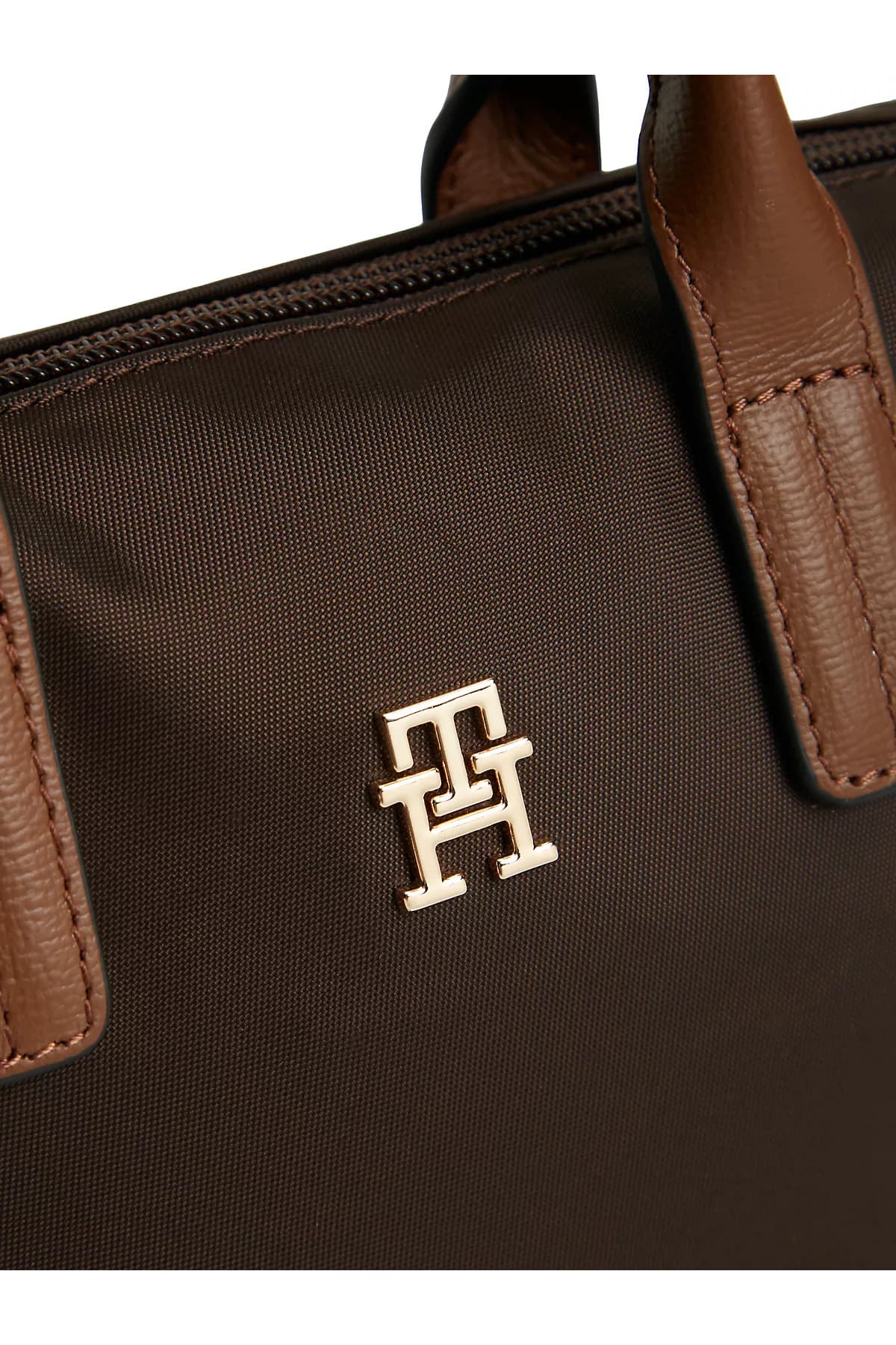 کیف دوشی زنانه Tommy Hilfiger لوگوی فلزی TH بند بلند جداشونده قهوهای کیف دوشی زنانه Tommy Hilfiger لوگوی فلزی TH بند بلند جداشونده قهوهای
