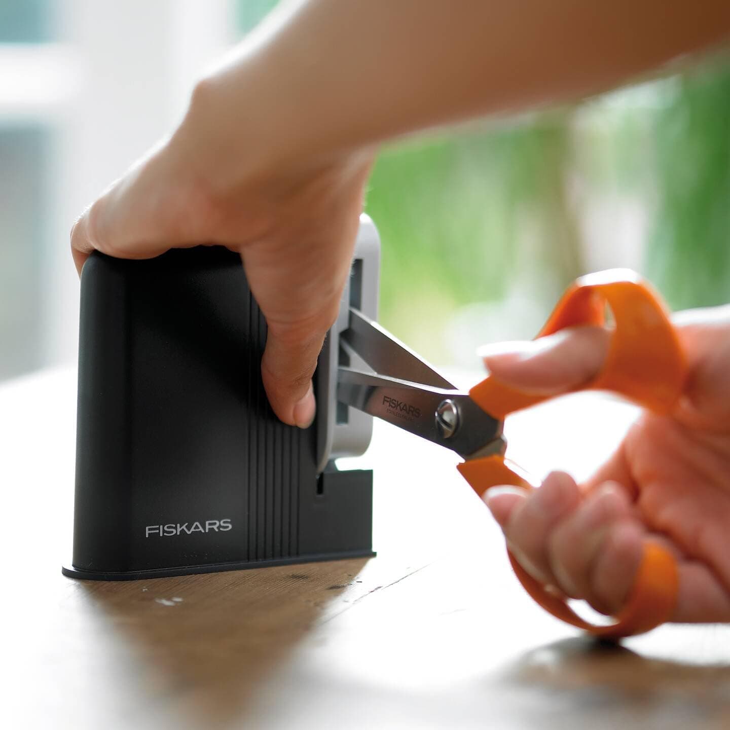 تیزکن قیچی مناسب افراد راستدست Fiskars با سرهای سنبادهای سرامیکی و بدنه پلاستیکی مشکی و خاکستری مدل Clip-Sharp 1000812 تیزکن قیچی مناسب افراد راستدست Fiskars با سرهای سنبادهای سرامیکی و بدنه پلاستیکی مشکی و خاکستری مدل Clip-Sharp 1000812