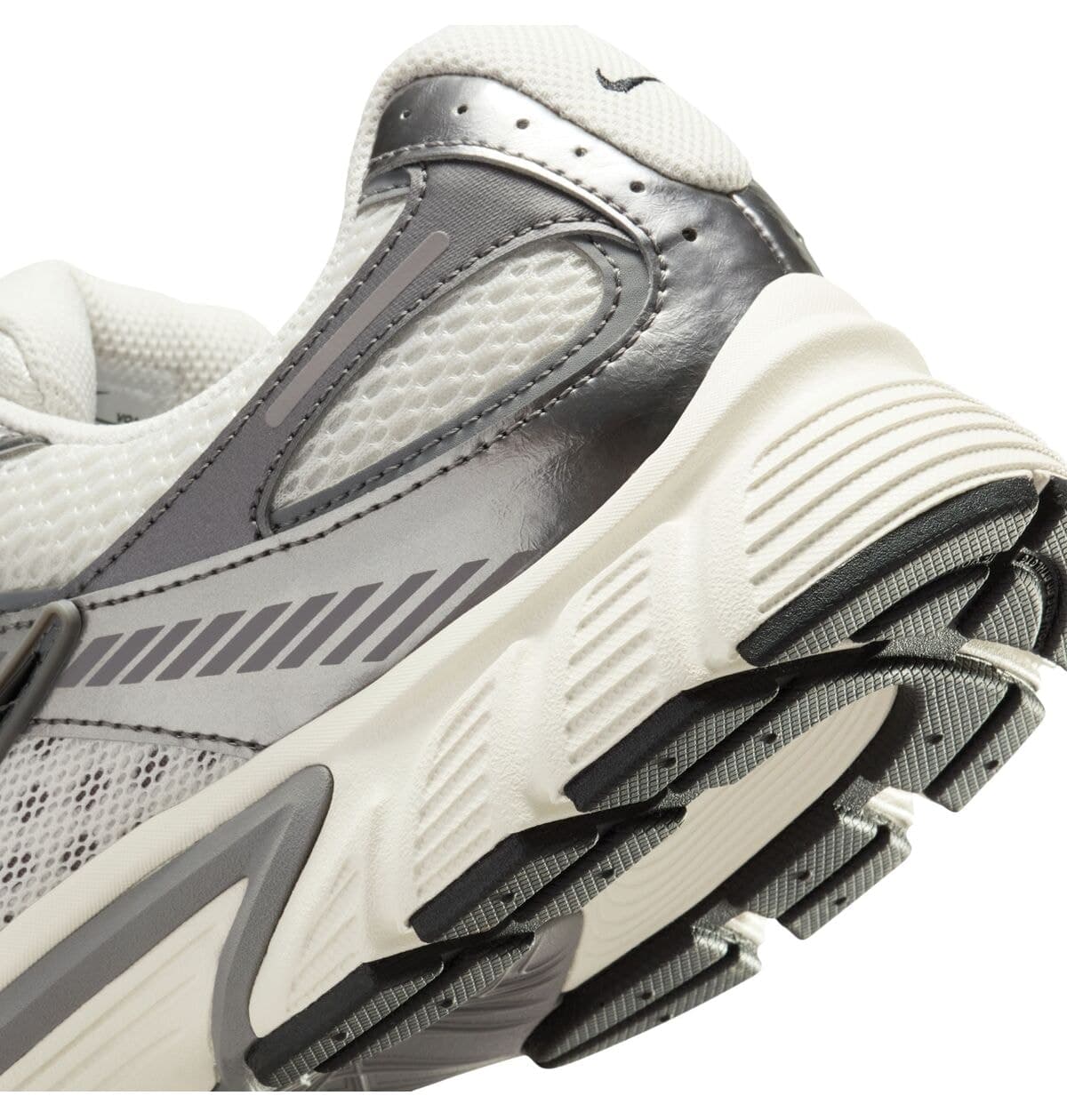 کفش ورزشی مردانه Nike سفید مدل V5 RNR HJ5228 009 کفش ورزشی مردانه Nike سفید مدل V5 RNR HJ5228 009